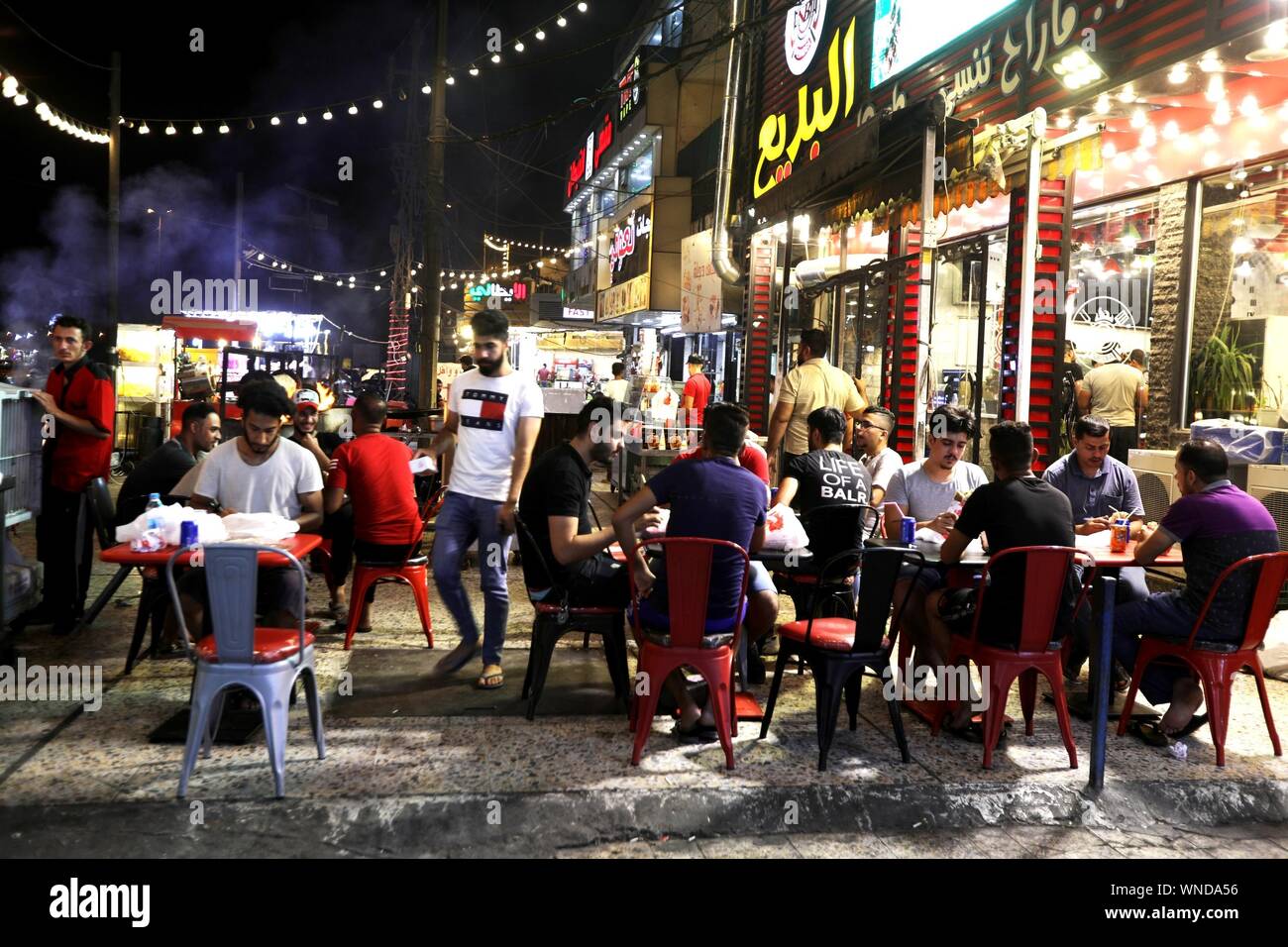 (190906) - Bagdad, Sept. 6, 2019 (Xinhua) - die Menschen haben ein Abendessen in einem Restaurant in Bagdad, Irak, Sept. 2, 2019. Nachtleben burgeons in Bagdad mit Menschen in Cafés und Restaurants, die von den Ufern des Tigris, wie es die Sicherheitslage verbessert. (Xinhua / Khalil Dawood)) Stockfoto