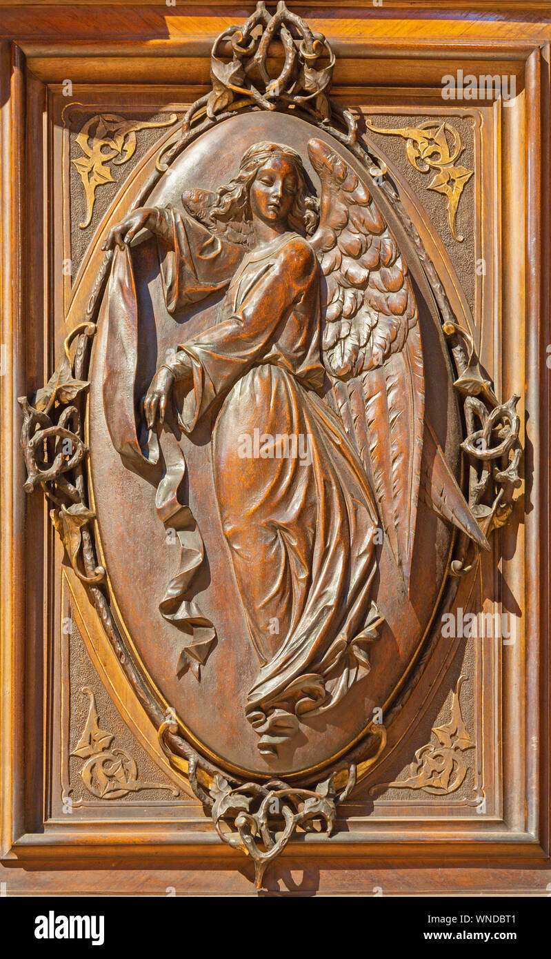 COMO, ITALIEN - 8. Mai 2015: Die aus Holz geschnitzte Engel als Teil der Entlastung des letzten Urteils auf der Kanzel der Kirche Santuario del Santissimo Crocifisso Stockfoto