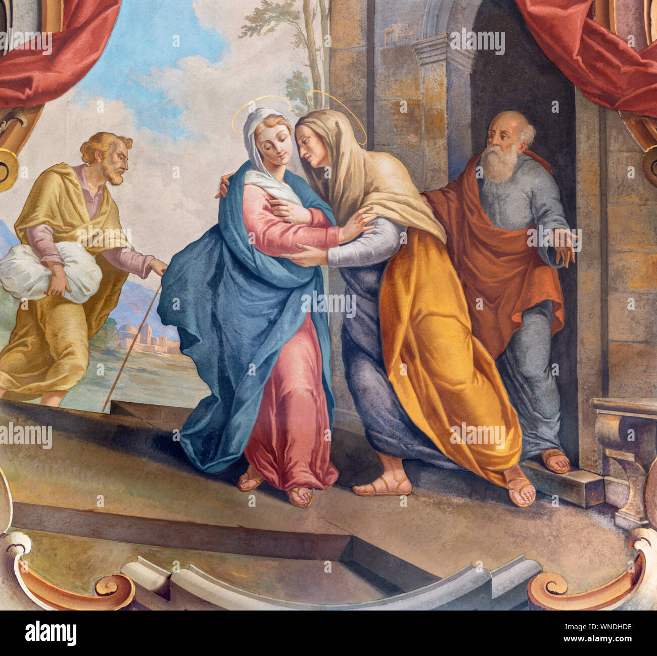 COMO, ITALIEN - 8. Mai 2015: Das Fresko der Heimsuchung Fresko in der Kirche Santuario del Santissimo Crocifisso durch Gersam Turri (1927-1929). Stockfoto