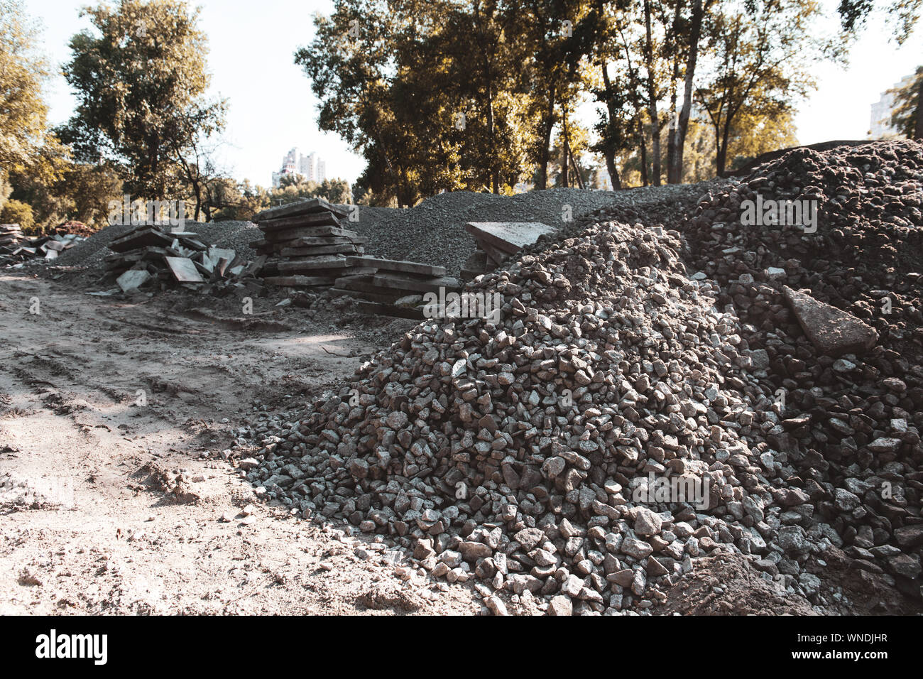 Alten Park eine neue zu bauen zerstört. Haufen von kleinen Steinen und Beton Stabs. Beginn des Baus. Baustoffe und Schotter. Stockfoto