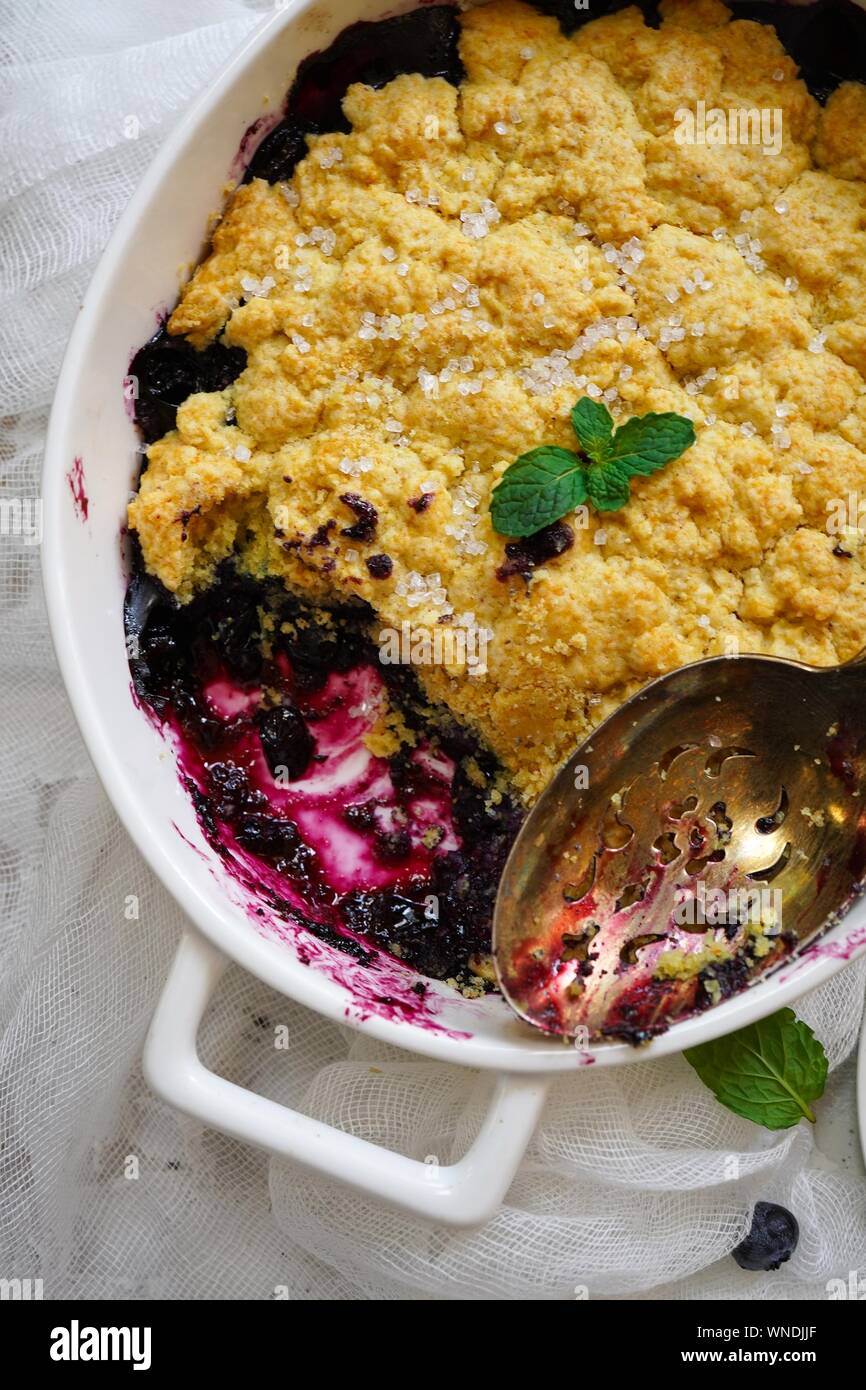 Hausgemachten Blueberry Maismehl Schuster gebacken in einem Ramekin, selektiver Fokus Stockfoto