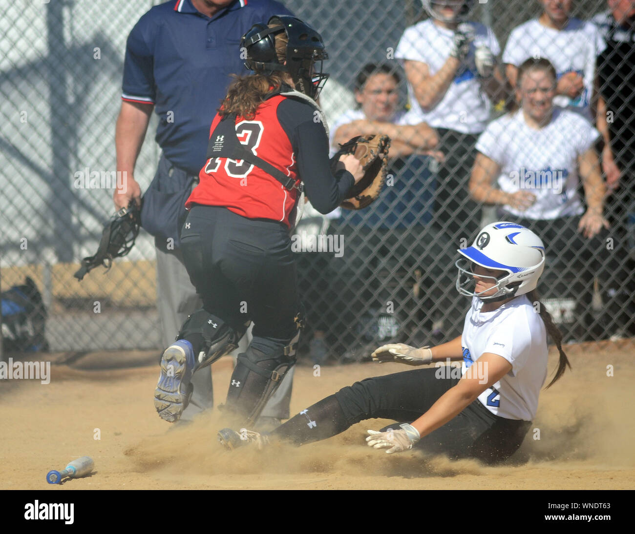 Quakertown's Tara Baglivo (2) gleitet auf Heimplatte, als Upper Dublin Catcher Megan Muth (13) versucht, sie in der zweiten Inning Montag, 17. April 201 zu markieren Stockfoto