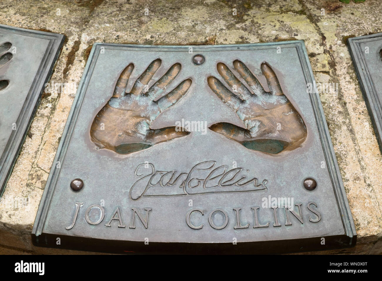 Die Hand Brunnen in der Nähe der Nähe sah. Broze Reliefs von berühmten Schauspielern Hände. Joan Collins Stockfoto