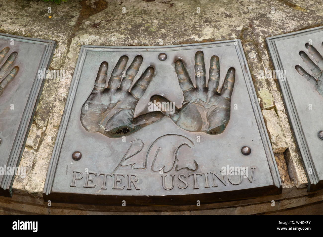 Die Hand Brunnen in der Nähe der Nähe sah. Broze Reliefs von berühmten Schauspielern Hände. Peter Ustinov Stockfoto