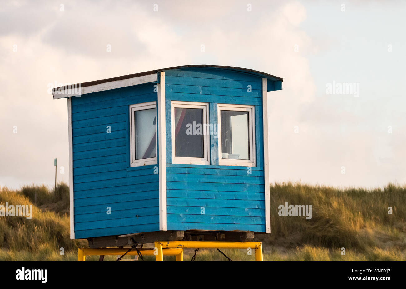 Blauer Holzhausstrand für Wachen auf der Insel Langeoog norddeutschland an einem schönen hellen sonnigen Tag Stockfoto