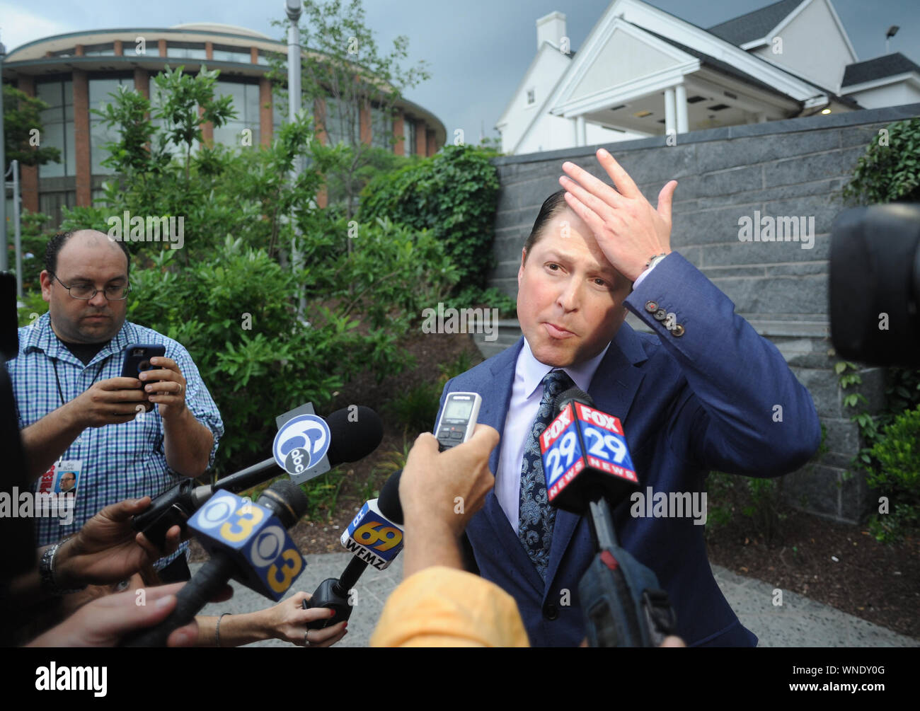 Rechtsanwalt Paul Lang verkündet zu Medien, die sein Klient, Cosmo DiNardo, bekannt für die Beteiligung an der Ermordung von vier fehlende Männer Donnerstag, 13. Juli, 2. Stockfoto