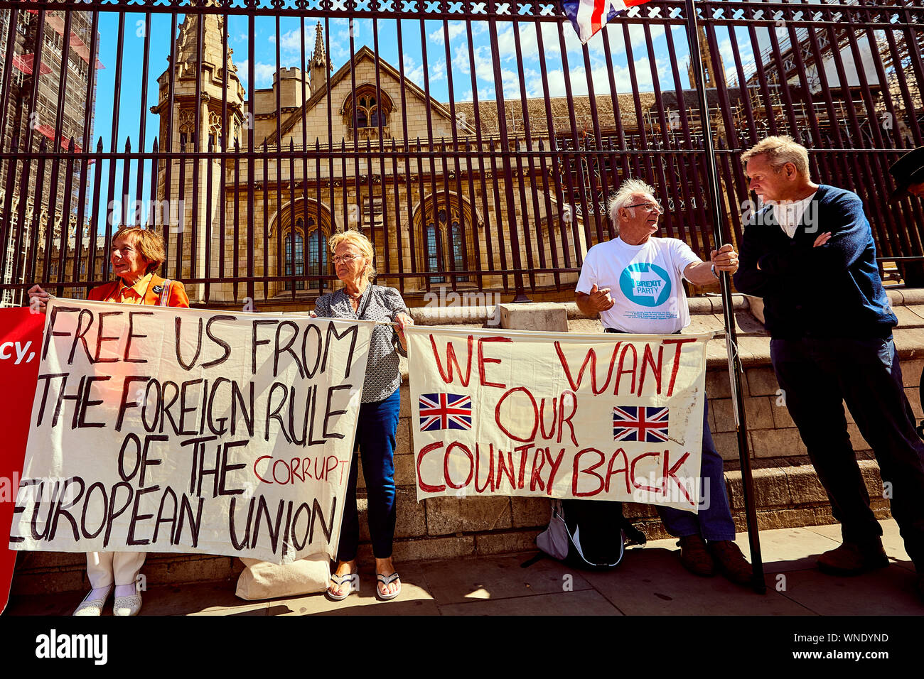 London, Großbritannien - 5 September, 2019: Pro-Brexit Mitkämpfer außerhalb des Parlaments einen Monat bevor das VEREINIGTE KÖNIGREICH ist durch die EU zu verlassen. Stockfoto