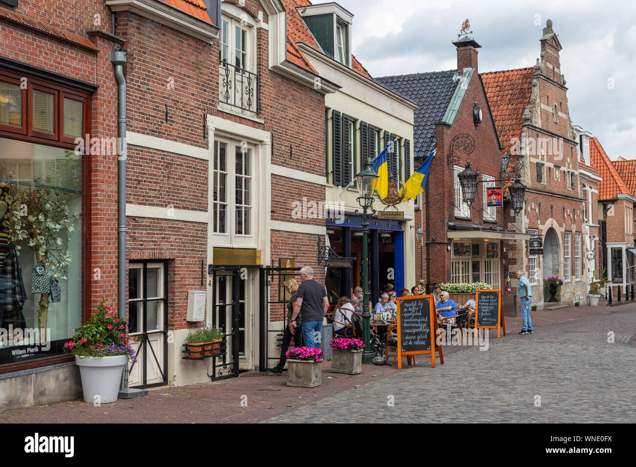 Stadtbild niederländischen Ootmarsum mit historischen Häusern und kleinen Restaurant Stockfoto