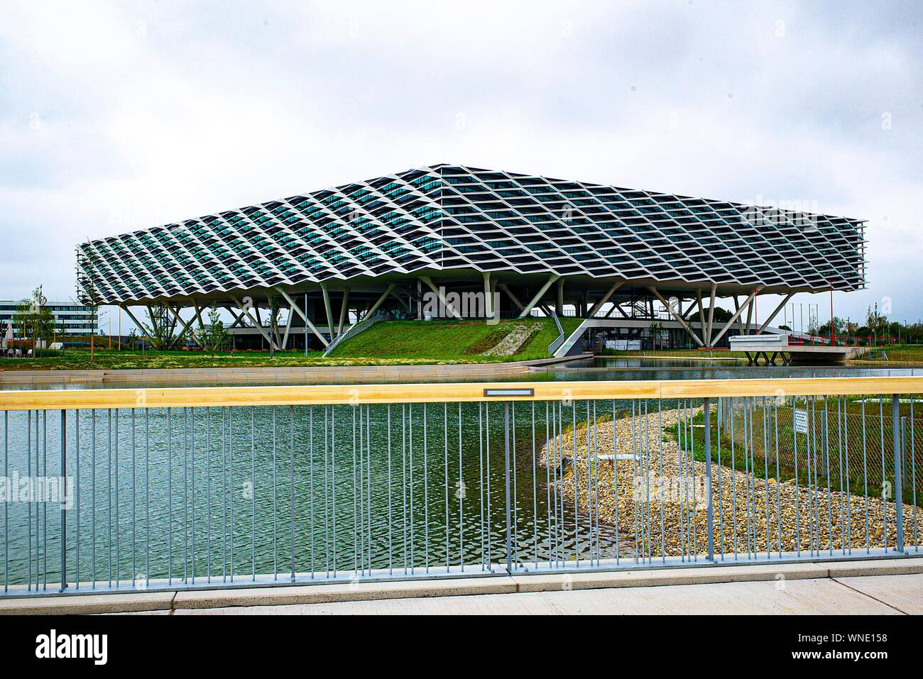 Herzogenaurach, Deutschland. 29. Juli, 2019. Adidas Arena, das  Verwaltungsgebäude der adidas AG, erinnert an eine Fußball-Arena,  Fußball-Stadion, hat eine Größe von 52.000 Quadratmetern und bietet Platz  für mehr als 2.000 Mitarbeiter und