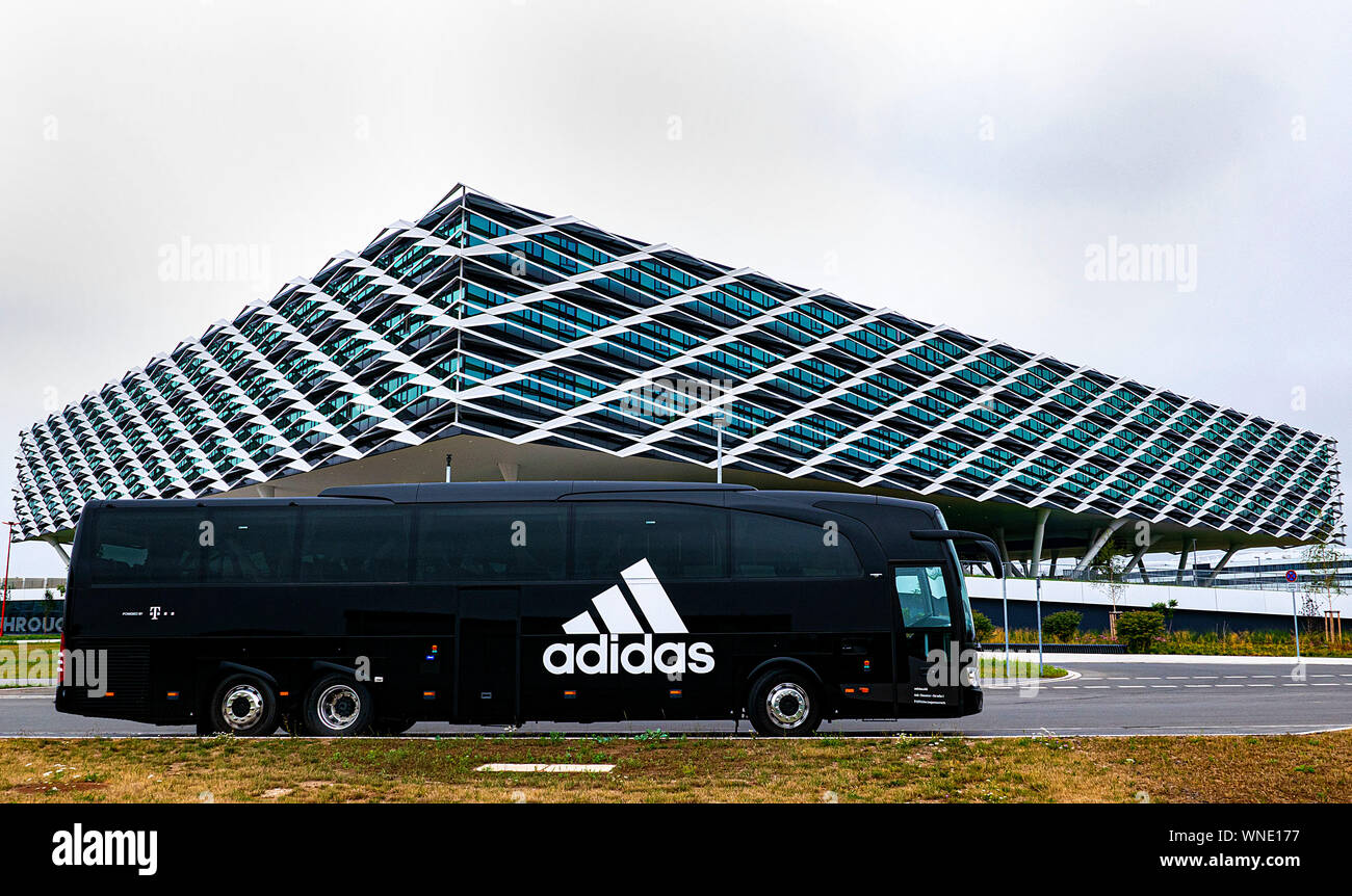 Herzogenaurach, Deutschland. 29. Juli, 2019. Adidas-Bus vor der Arena;  Adidas Arena adidas Verwaltungs-AG erinnert an ein fußballstadion  Fußballstadion, hat eine Größe von 52.000 Quadratmetern und bietet Platz  für mehr als 2.000 Mitarbeiter