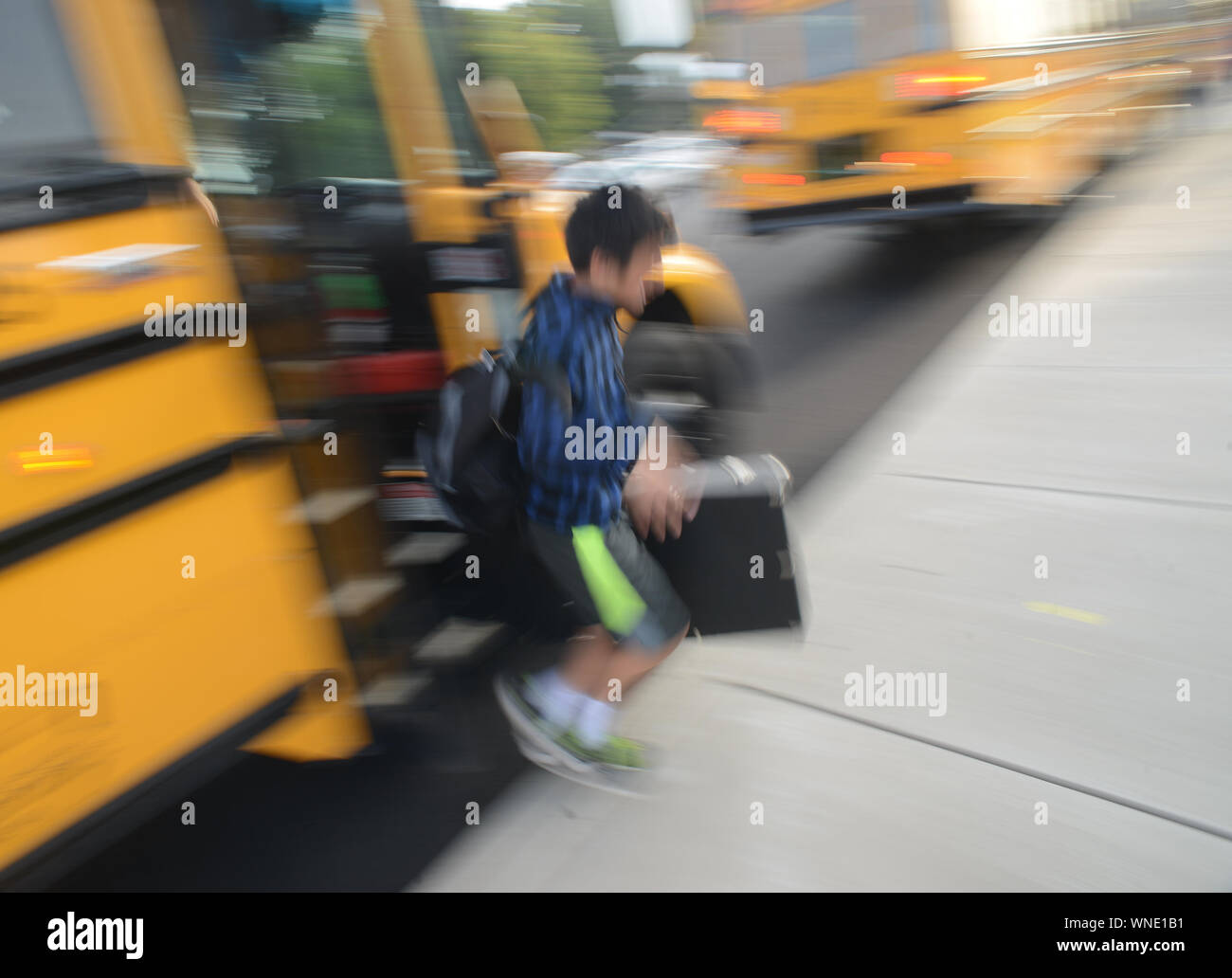 Ein Junge rast aus dem Schulbus, als die Schüler am ersten Schultag am Montag, dem 28. August 2017 im Sixth Grade Centre in Quakertown, Pennsylvania ankommen Stockfoto