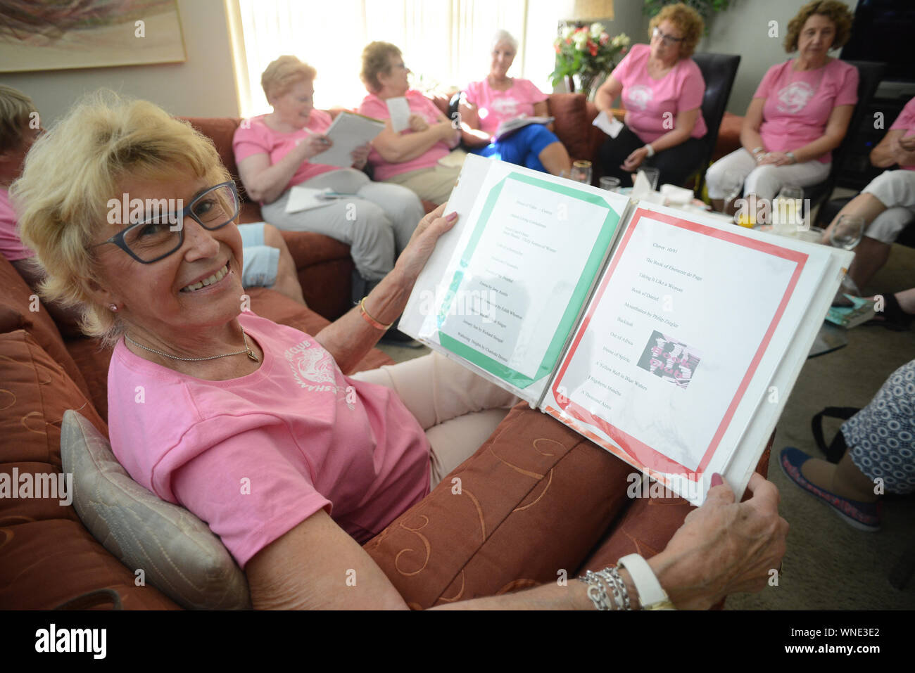 Carolyn King sieht sich ein Buch an, das die Geschichte der Gruppe während einer monatlichen Sitzung des Neshaminy Book Club am Donnerstag, 28. September 2017 in Lowe zeigt Stockfoto
