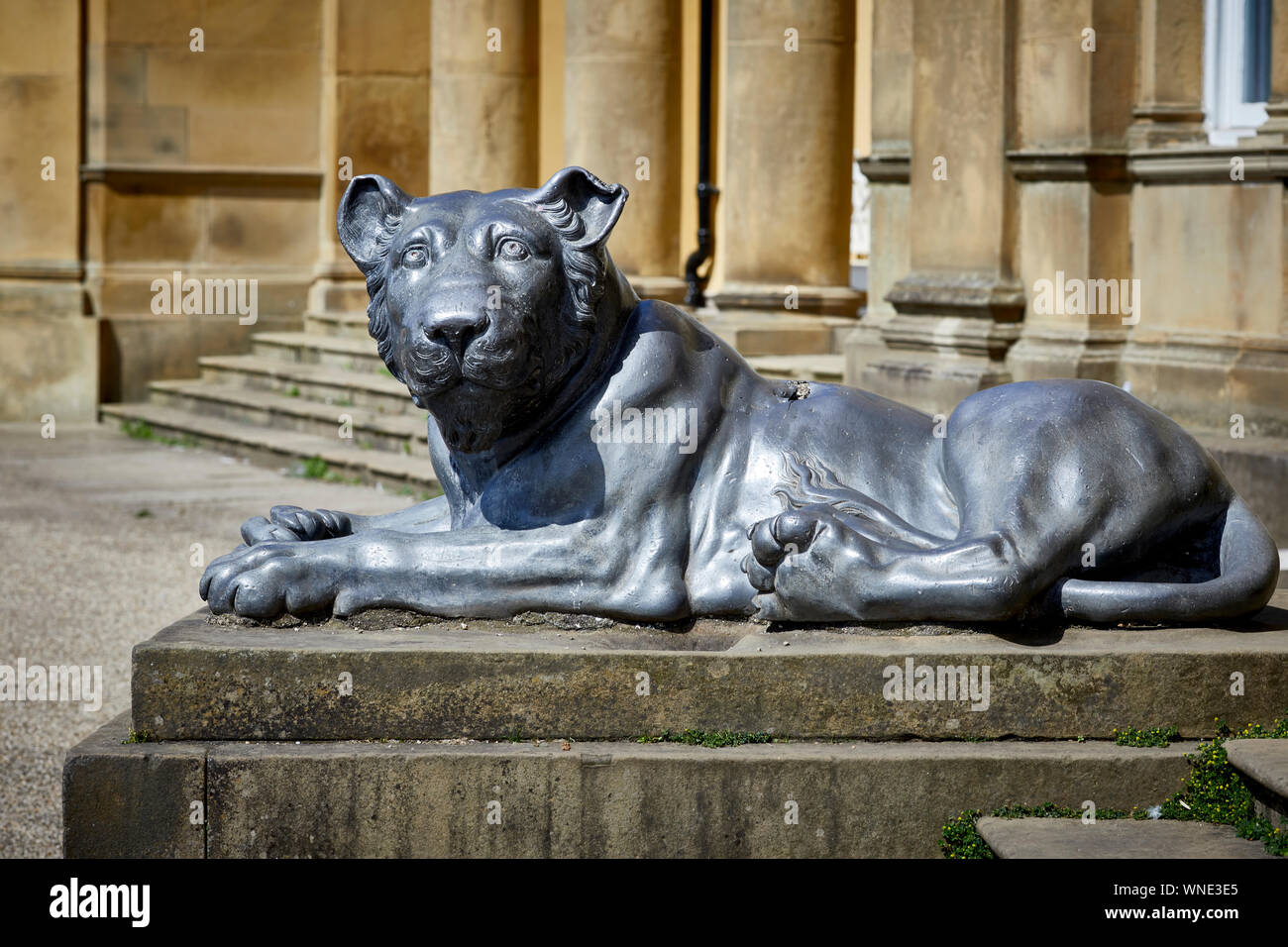 Heaton Park Statue eines Löwen im Eingang Süd Stockfoto