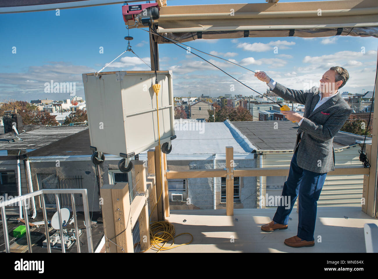 Theodore Lewis verwendet einen speiseaufzug auf der Dachterrasse seines und John schmiechen's (nicht abgebildet) South Philadelphia Home Über Wharton Street Mittwoch, Nov Stockfoto