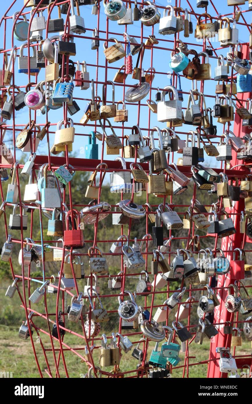 Kunst Installation von Kunst im Gelegentlich Places-Forever Liebe Skulptur in San Angelo, Texas, USA, in der Nähe der Einsamen Wolf Brücke, die die Concho River überquert Stockfoto