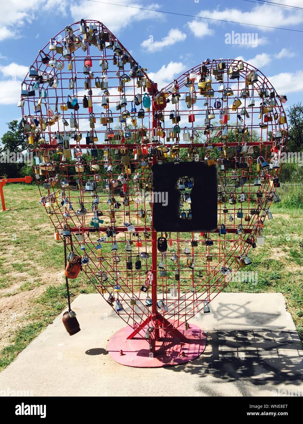 Kunst Installation von Kunst im Gelegentlich Places-Forever Liebe Skulptur in San Angelo, Texas, USA, in der Nähe der Einsamen Wolf Brücke, die die Concho River überquert. Stockfoto