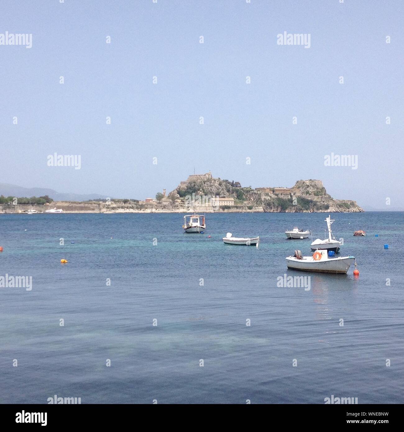 Boote in See gegen den klaren Himmel an der Corfu Insel Stockfoto