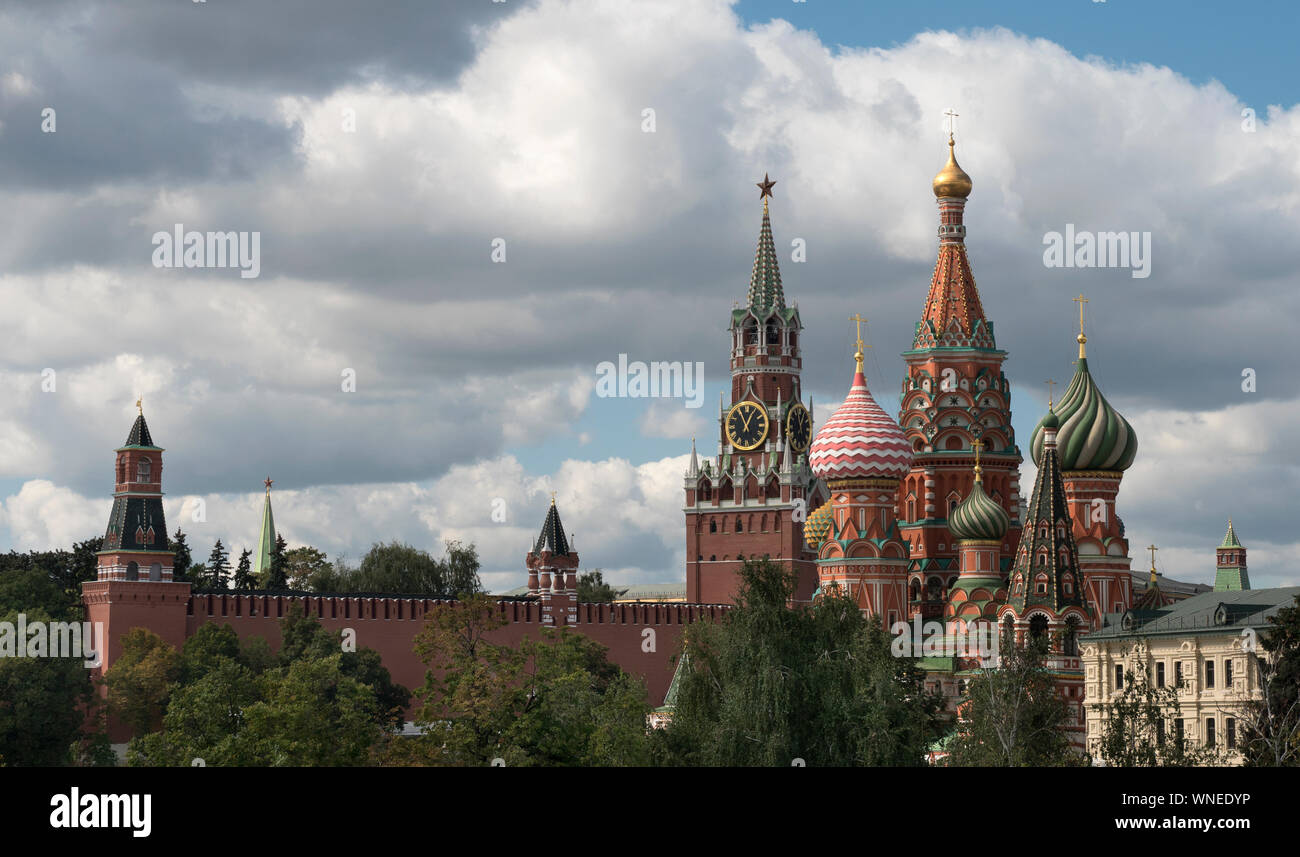Blick auf den Kreml Moskau Russland Türme und der hl. Basilius Kathedrale, auf gegen bewölkten Himmel. Stockfoto