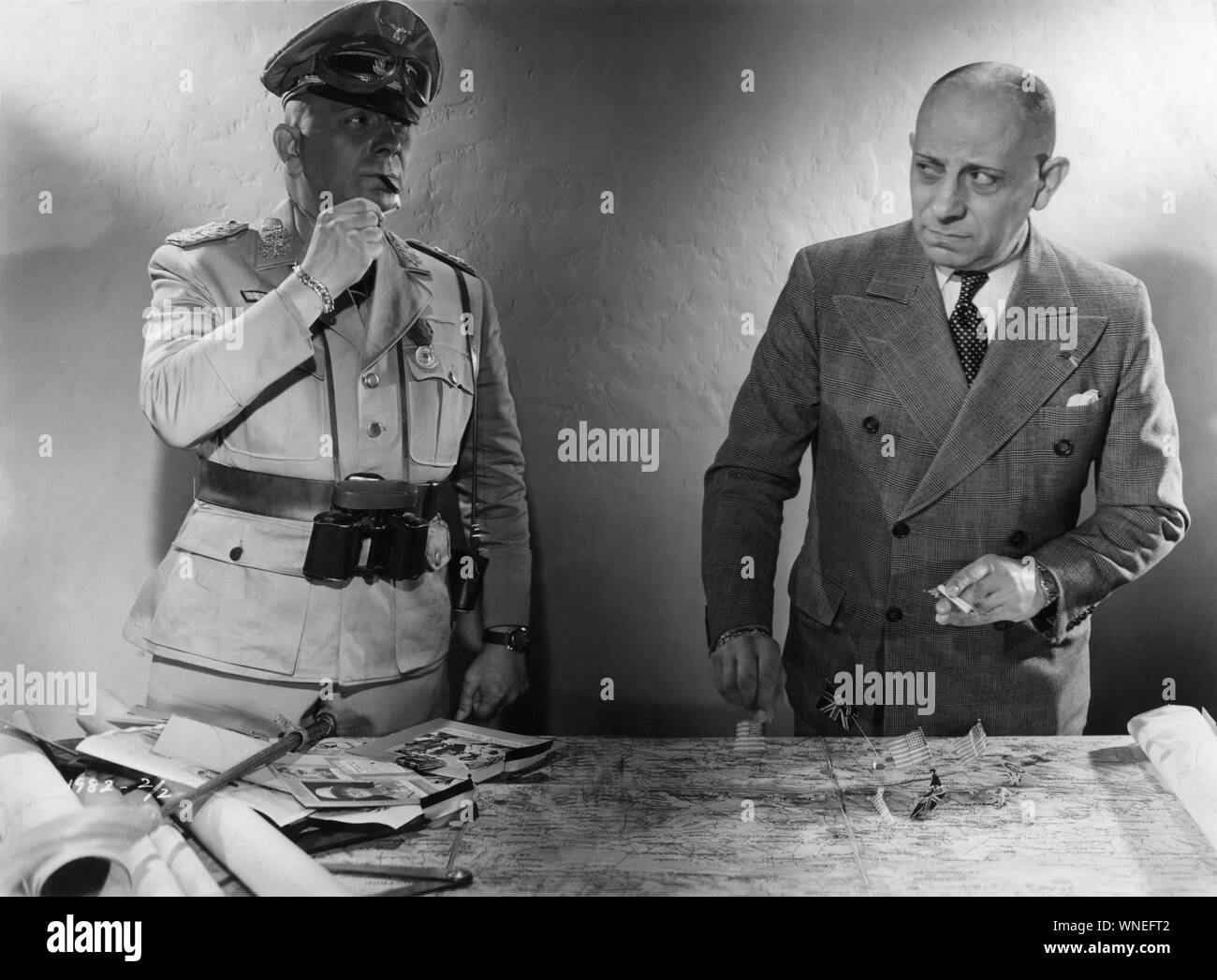 ERICH von STROHEIM Portrait als Feldmarschall Erwin Rommel und selbst Werbung noch für fünf Gräber BIS KAIRO 1943 Regisseur Billy Wilder Drehbuch Charles Brackett, Billy Wilder Paramount Pictures Stockfoto