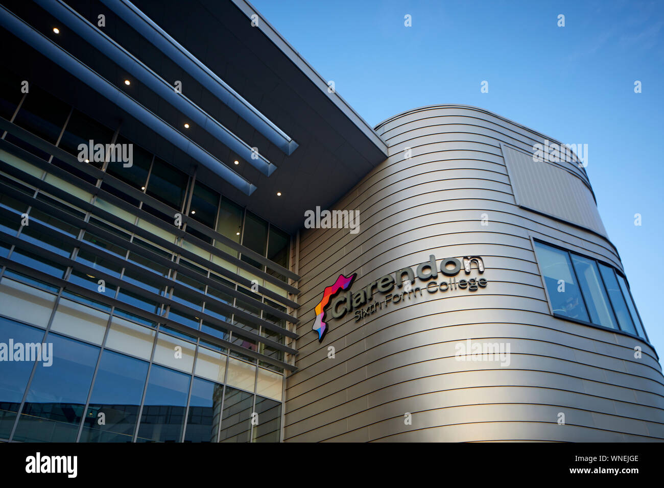 Tameside Ashton-under-Lyne Clarendon Sixth Form College zu Ashton Zentrum verlegt, von der vorherigen Seite auf Clarendon Road im Hyde. Stockfoto