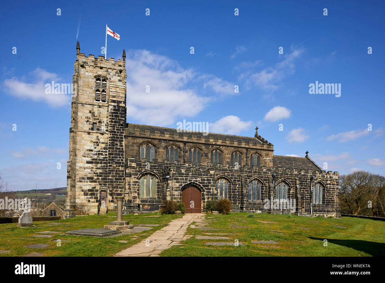 St Michael und alle Engel Kirche steht auf Warhill mit Blick auf das Dorf Mottram in Longdendale, Tameside Greater Manchester, Grad II Liste* b Stockfoto
