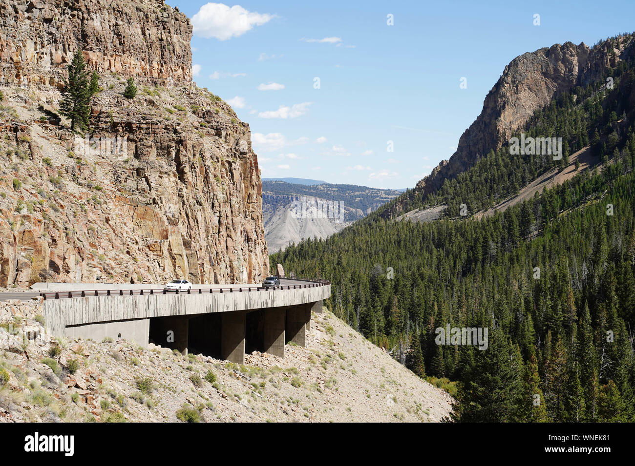 New York, USA. 4. Sep 2019. Besucher fahren Sie durch die Golden Gate im Yellowstone National Park, USA, Sept. 4, 2019. Credit: Han Fang/Xinhua/Alamy leben Nachrichten Stockfoto