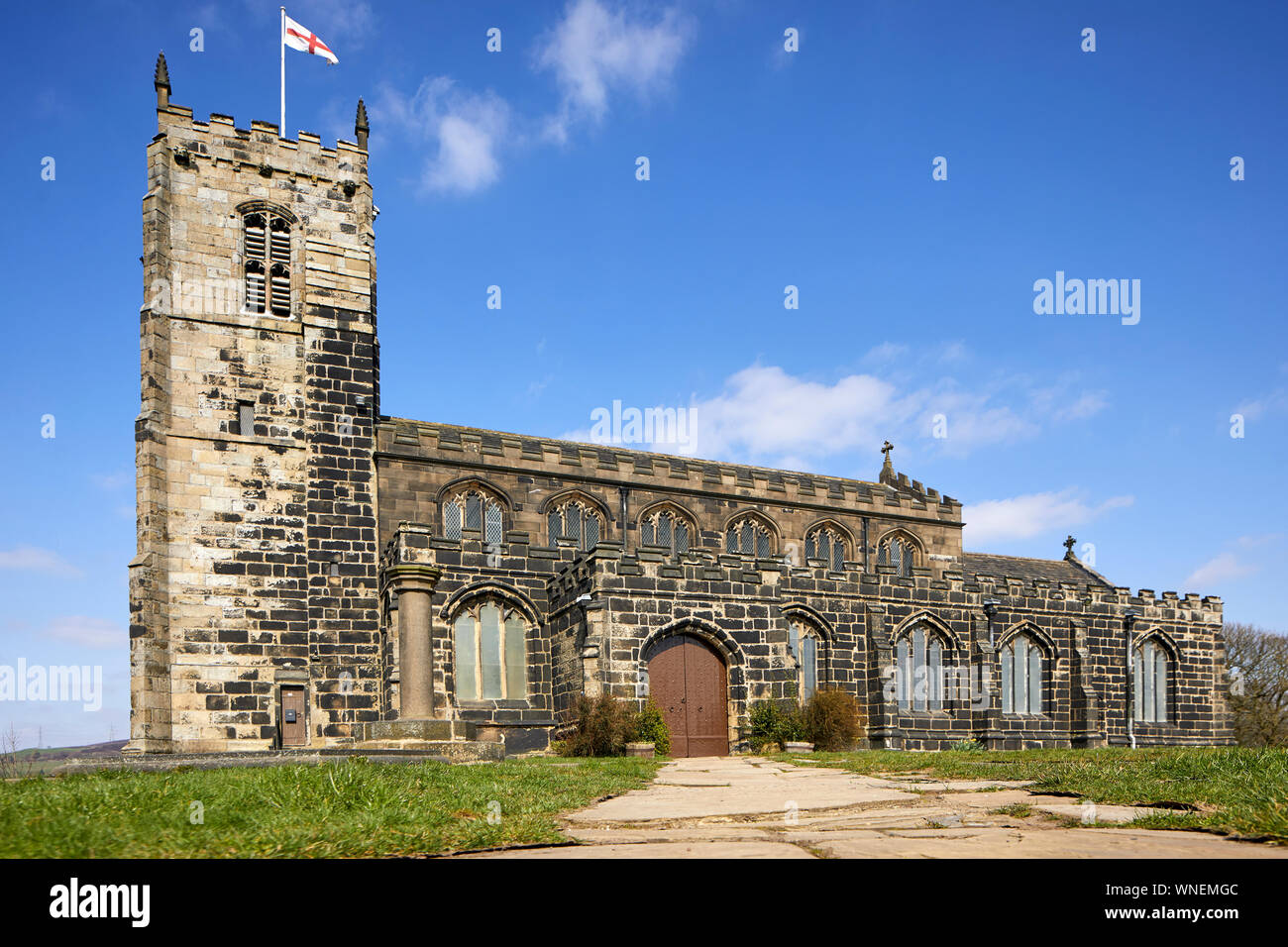 St Michael und alle Engel Kirche steht auf Warhill mit Blick auf das Dorf Mottram in Longdendale, Tameside Greater Manchester, Grad II Liste* b Stockfoto