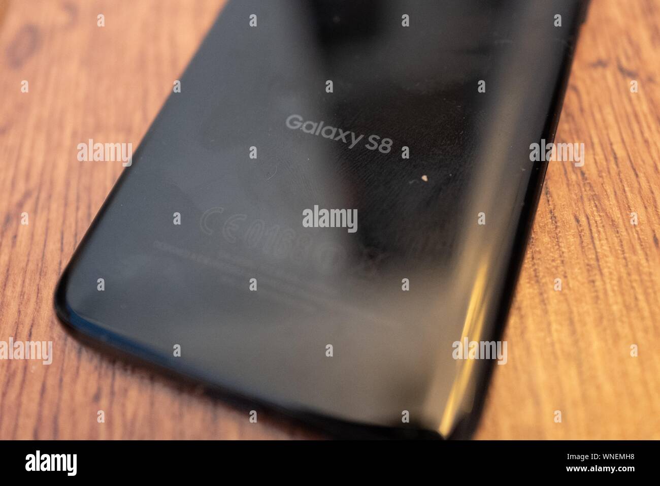 Close-up auf der Rückseite des Samsung Galaxy S8 smart phone mit Logo sichtbar, läuft das Betriebssystem Google Android, auf hellem Holz- Oberfläche, 28. August 2019. () Stockfoto