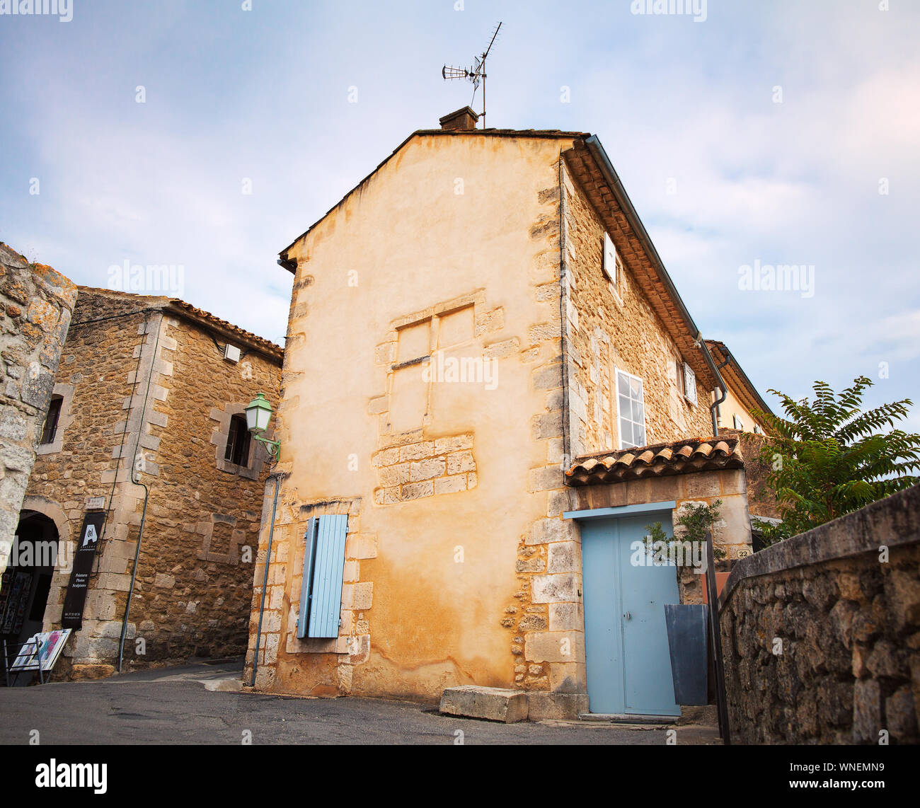 Ein altes Haus in einer Seitenstraße von Ménerbes (Menerbes) Dorf, Provence, Frankreich Stockfoto