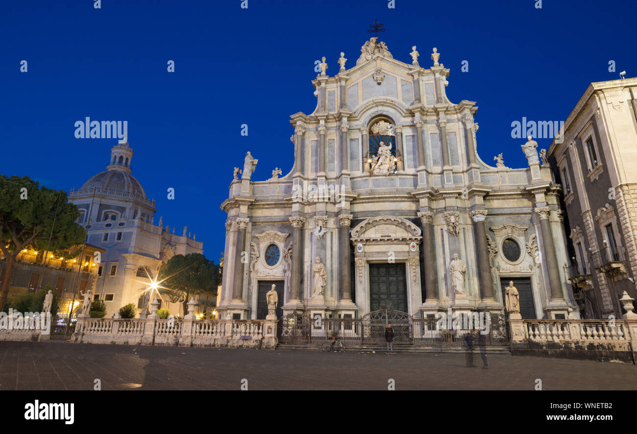 Catania - Die Basilica di Sant'Agata und der Hafen im Hintergrund. Stockfoto