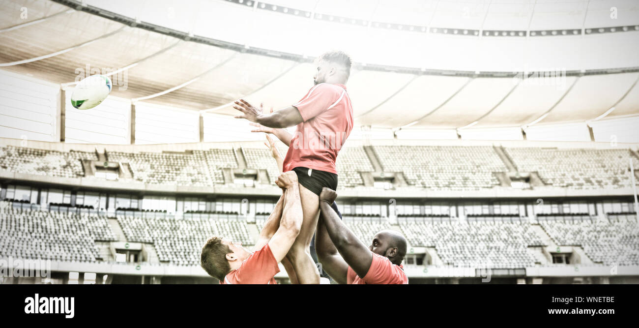 Männliche Rugby Spieler spielen Rugby Spiel im Stadion Stockfoto