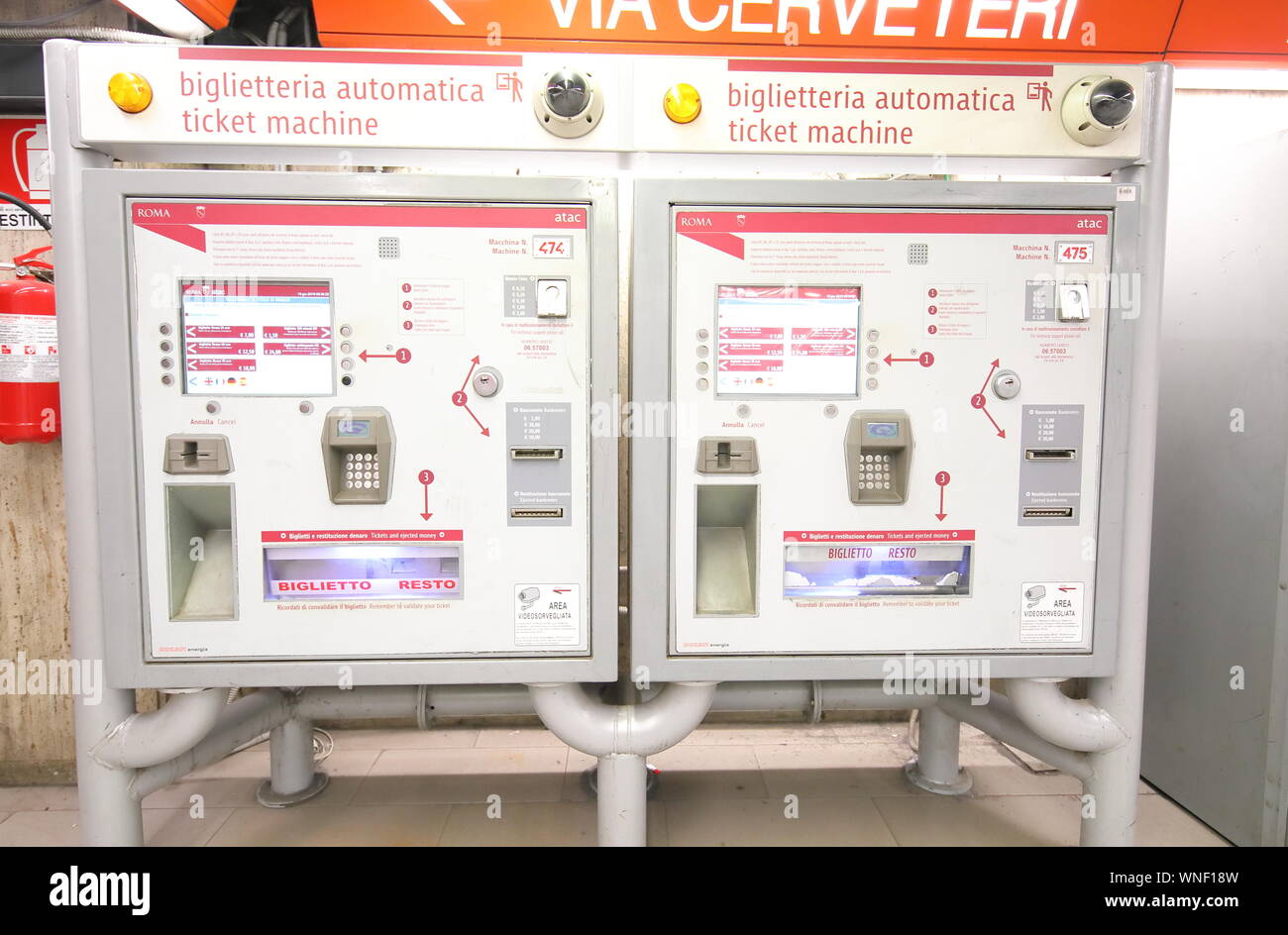 Mit der UBahn Ticket Automaten, Rom, Italien Stockfotografie Alamy