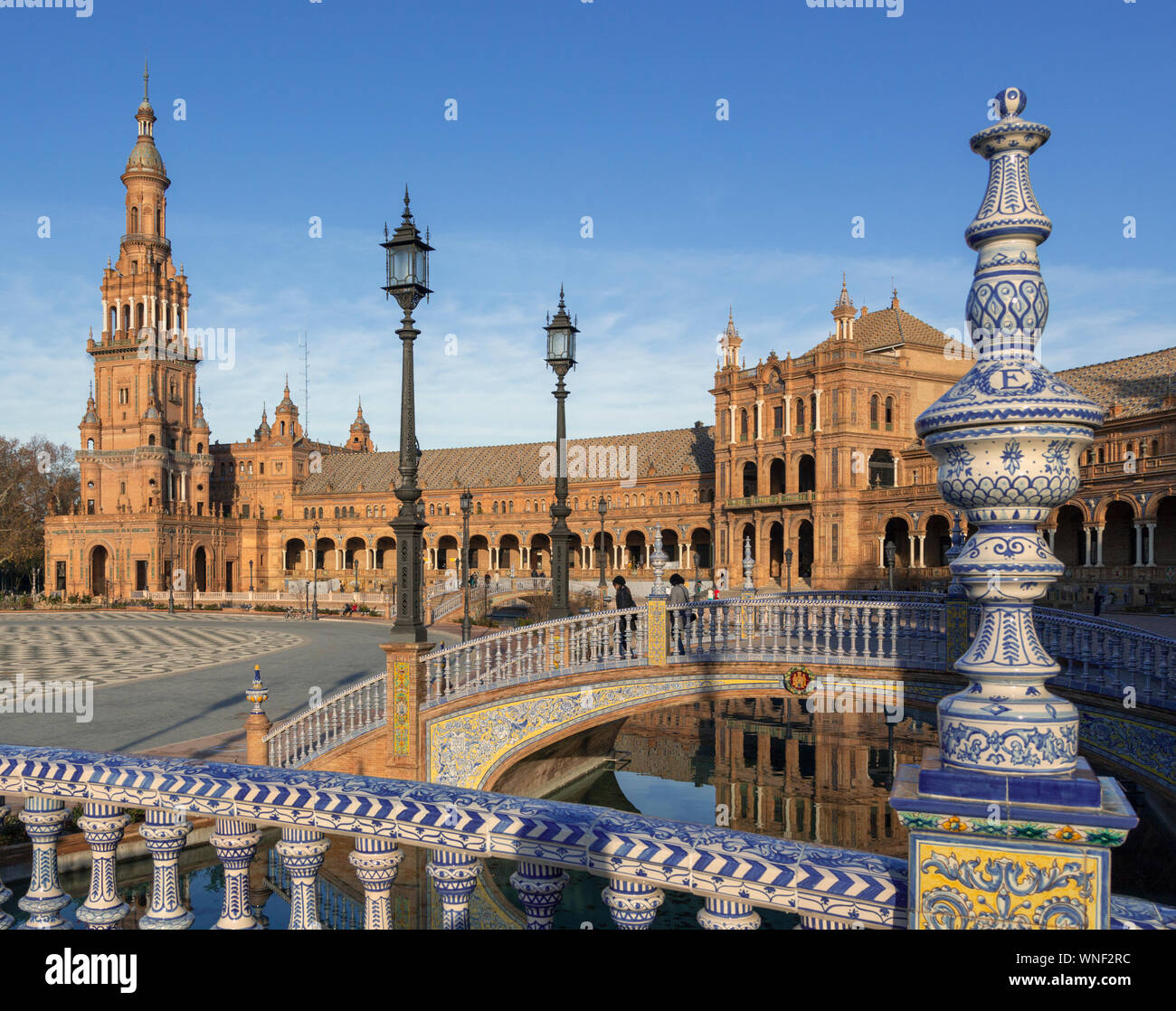 Sevilla, Sevilla Provinz, Andalusien, Südspanien. Die Plaza de España. Die Plaza war für die Ibero-Amerikanische Ausstellung 1929 gebaut. Stockfoto