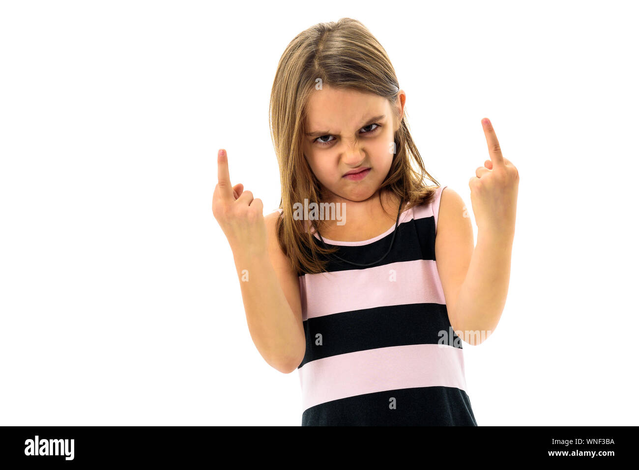 portrait-von-angry-girl-obszone-geste-be