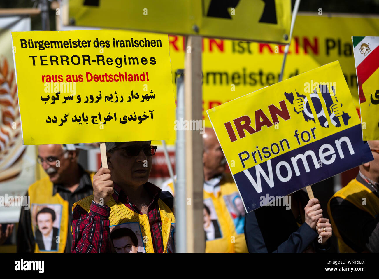 Berlin, Deutschland. 06 Sep, 2019. Teilnehmer einer Protestveranstaltung gegen den Empfang des Bürgermeisters von Teheran an der Regierende Bürgermeister von Berlin protest Zeichen vor dem Roten Rathaus. Der Nationale Widerstand des Iran (NWRI) für den Protest aufgerufen. Credit: Christoph Soeder/dpa/Alamy leben Nachrichten Stockfoto