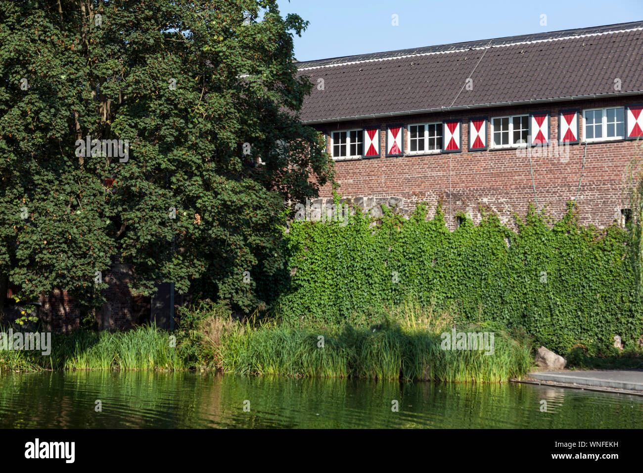 Reste der mittelalterlichen Burg, das Rathaus im Stadtpark von Dinslaken Stockfoto