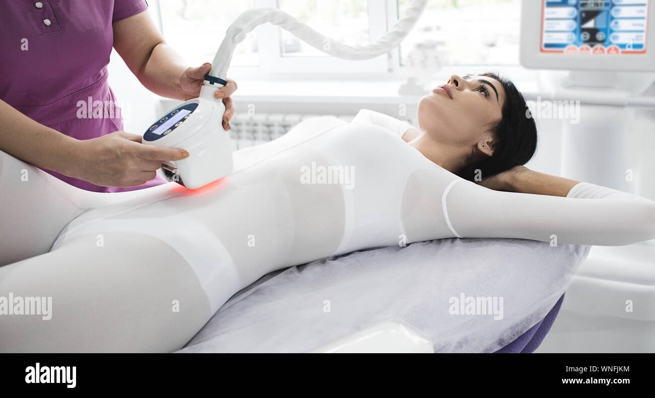 Die schlanken Körper mit der Anti-cellulite LPG Massage. Frau gekleidet in einem speziellen Anzug, ein Ausbau der Cellulite Massage auf dem Bauch Stockfoto
