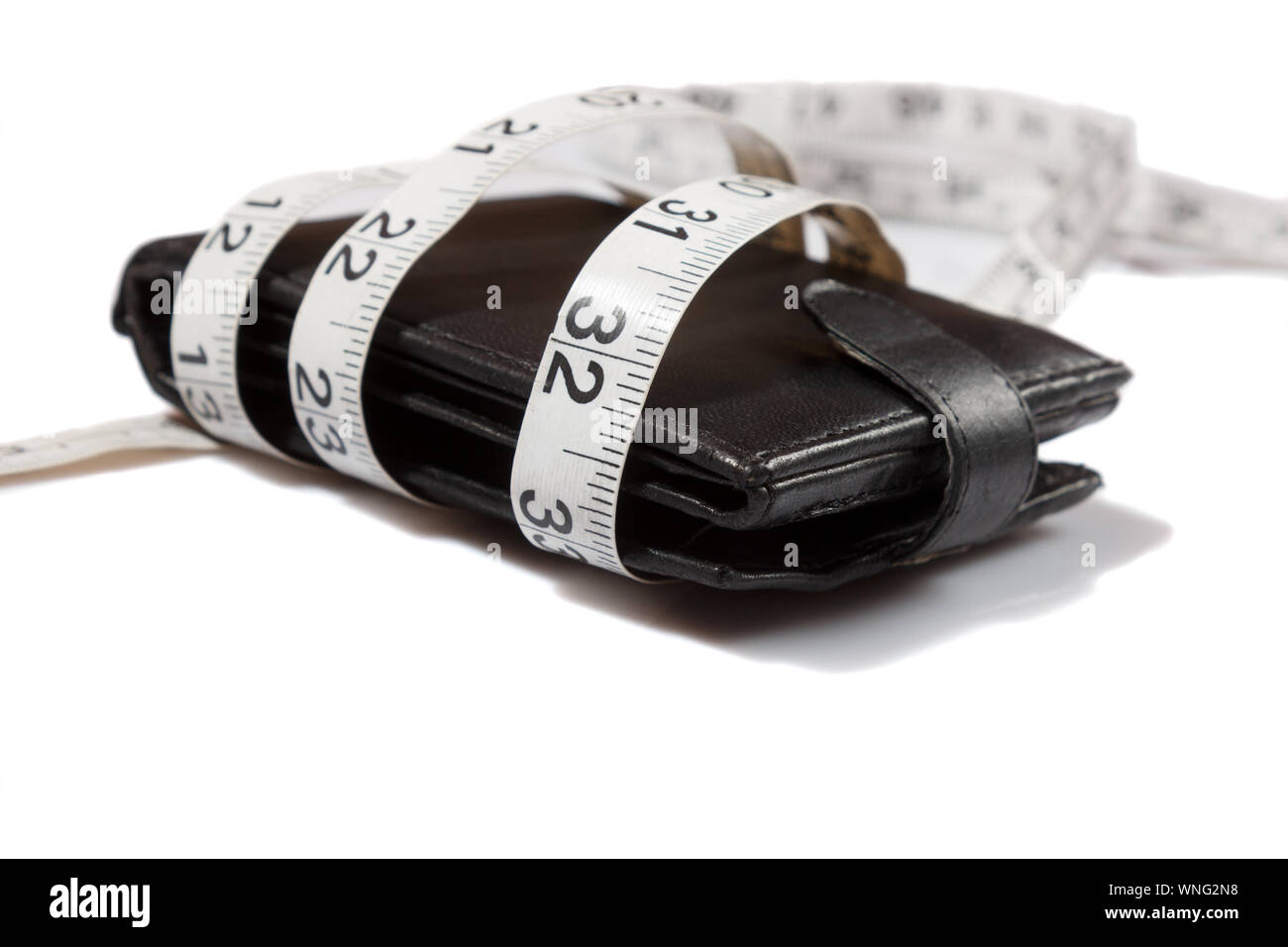 Geldbeutel ist mit Maßband gebunden Stockfoto