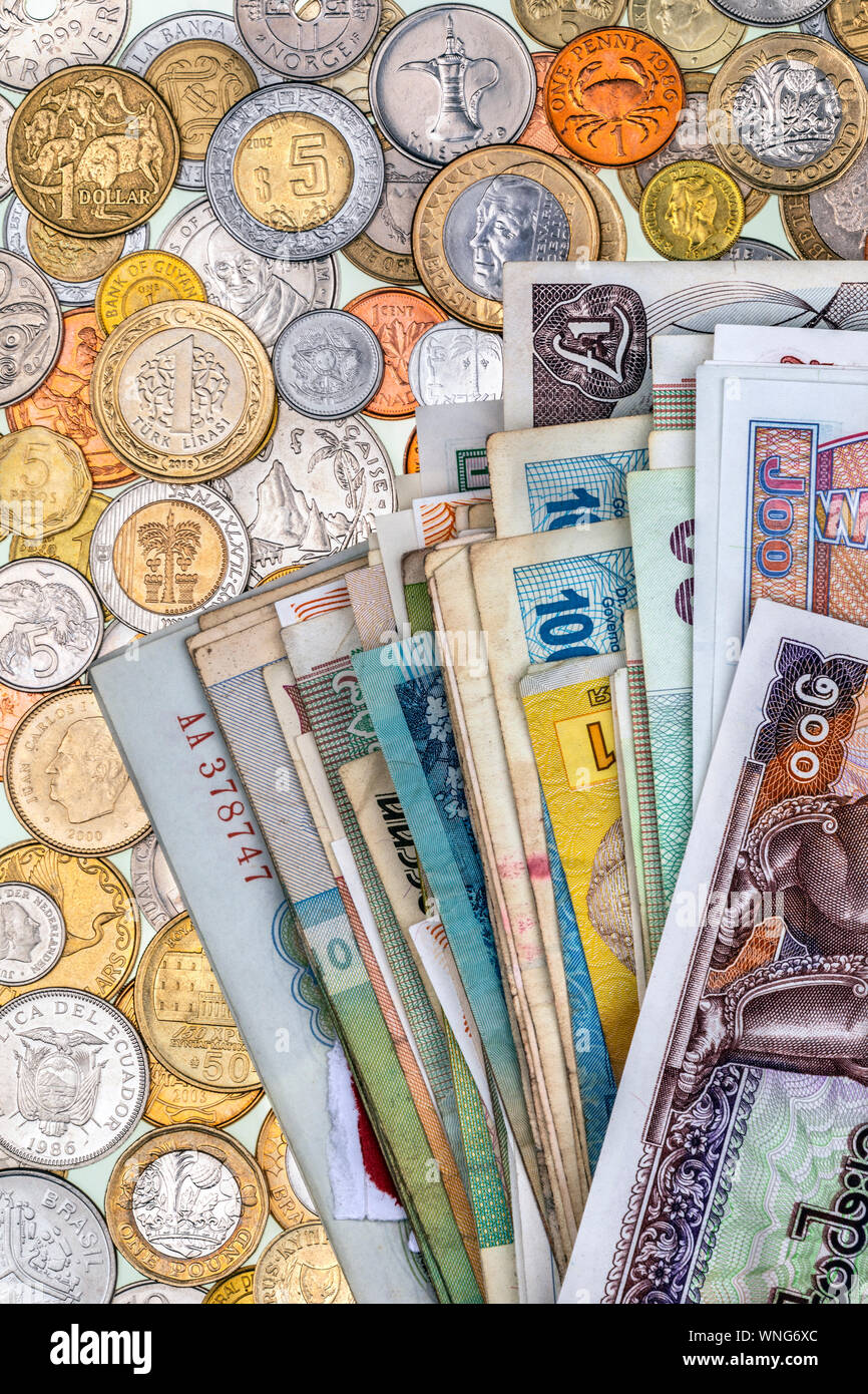 Internationale Währung - Banknoten und Münzen aus der ganzen Welt. Stockfoto