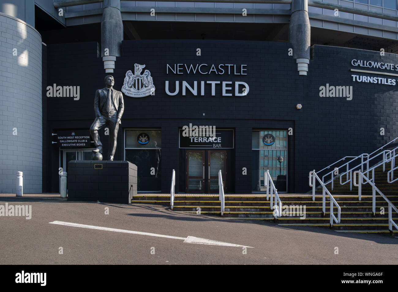 Sir Bobby Robson Statue im St James Park Newcastle United Football Stadion in Newcastle upon Tyne Stockfoto