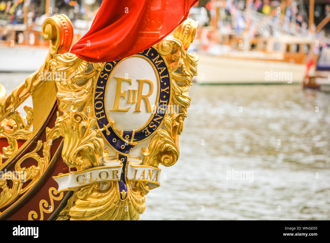 St. Katharine Docks, London, 06. Sep 2019. Die gloriana, der Königin Rowbarge, elegant schwimmt im Wasser. Klassische Boote und Kähne, dekoriert mit kleineren Schiffen und Wasser Handwerk sind in St. Katharine Docks für die jährliche Classic Boat Festival vertäut. Das kostenlose Festival bietet auch Essen und Trinken Ständen, Bühnen, Bands und kostenfreie Paddle Boarding und andere Aktivitäten und ist für drei Tage bis Sonntag, 8. September. Credit: Imageplotter/Alamy Live News Credit: Imageplotter/Alamy leben Nachrichten Stockfoto