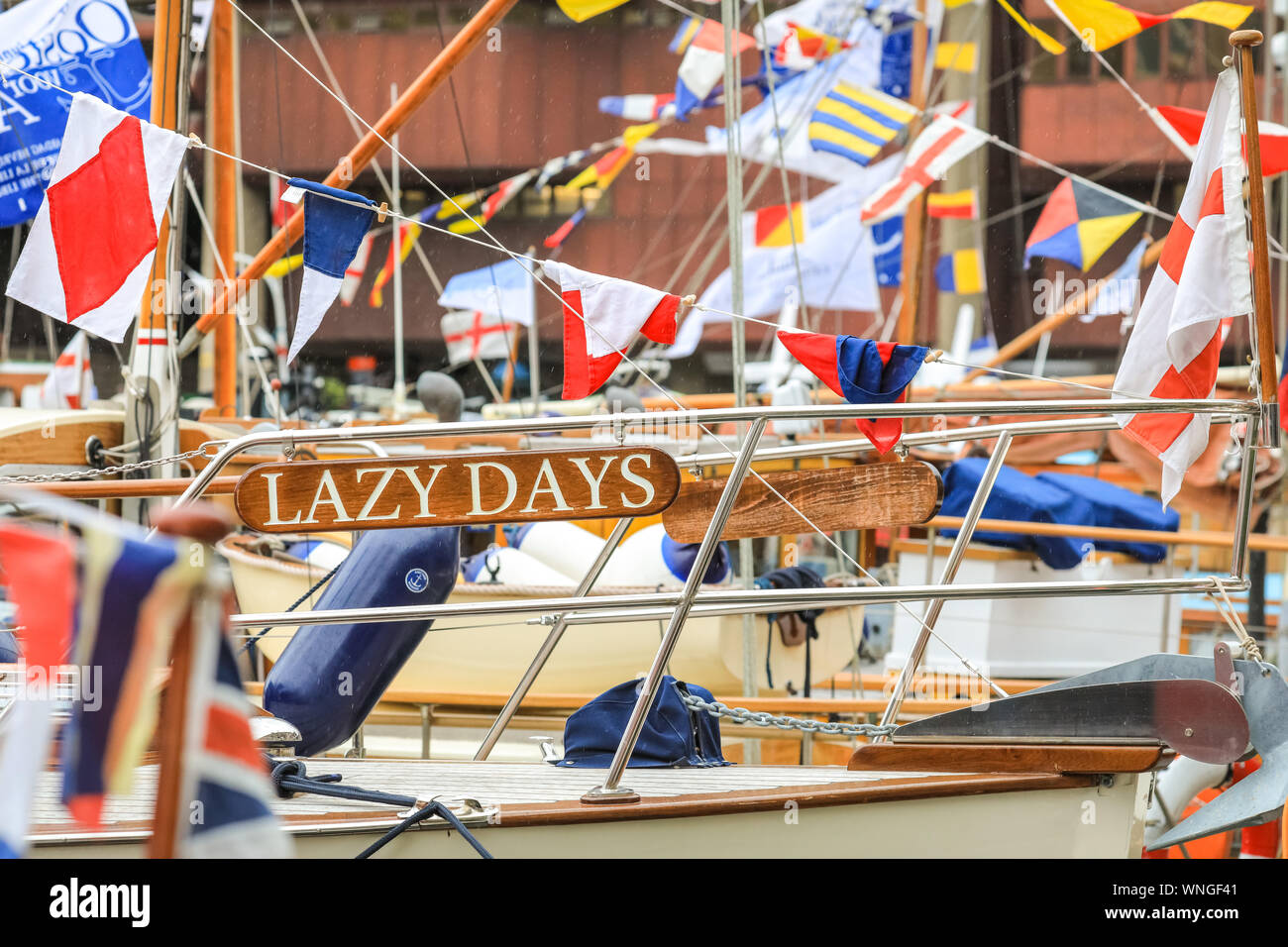 St. Katharine Docks, London, 06. Sep 2019. Klassische Boote und Kähne, einschließlich der Königlichen Barkasse Gloriana, dekoriert mit kleineren Schiffen und Wasser Handwerk sind in St. Katharine Docks für die jährliche Classic Boat Festival vertäut. Das kostenlose Festival bietet auch Essen und Trinken Ständen, Bühnen, Bands und kostenfreie Paddle Boarding und andere Aktivitäten und ist für drei Tage bis Sonntag, 8. September. Credit: Imageplotter/Alamy Live News Credit: Imageplotter/Alamy leben Nachrichten Stockfoto