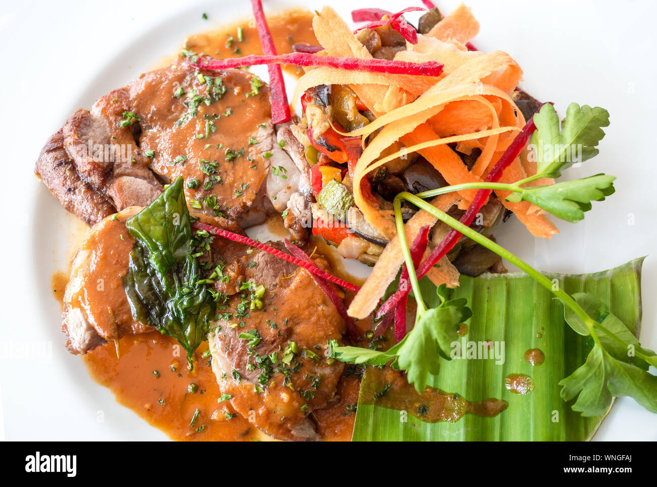 Direkt oberhalb der Schuß vom Schwein mit Salat serviert In der Platte Stockfoto