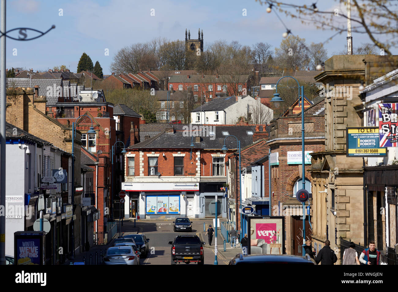 Tameside Stalybridge Melbourne St in der Stadtmitte mit St. George's Kirche jenseits Stockfoto