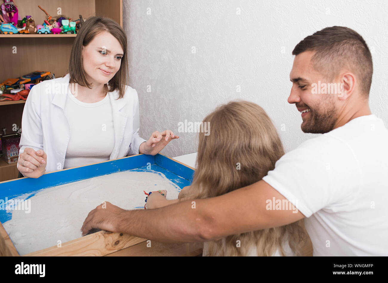 Psychiater, Sand, eine Therapie mit einem Kind und Vater in ihrem Büro Stockfoto