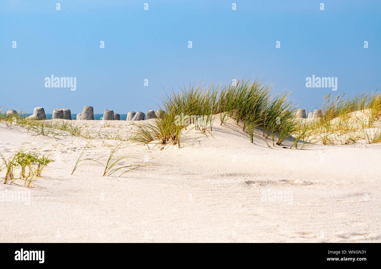 Hörnumer Strand mit Tetrapods (Art der Struktur im Küsteningenieurwesen im Hintergrund verwendet, um Erosion zu verhindern) - Hörnum, Sylt, Deutschland Stockfoto