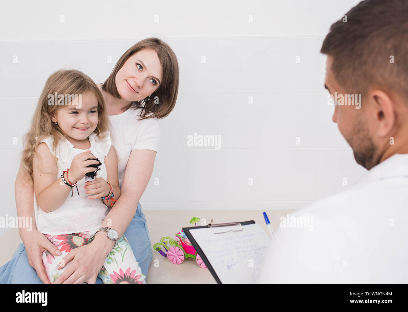 Mutter mit ihrer Tochter in der Arztpraxis. Eltern mit einem Kind Besuch radiol Stockfoto