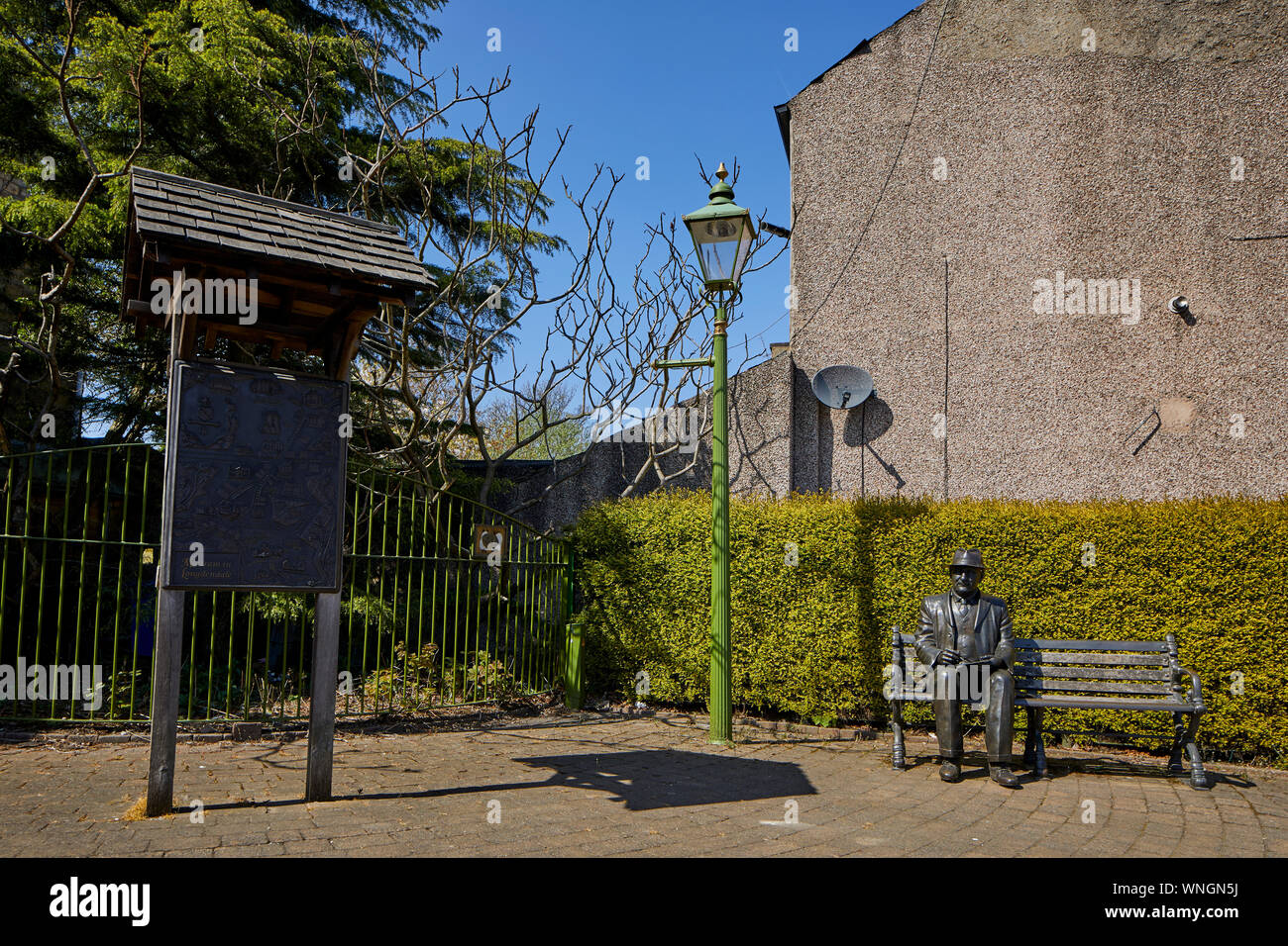 Tameside Wahrzeichen, Künstler L. S. Lowry statue Denkmal am Mottram in Longdendale, Lowry Leben gleich um die Ecke Stockfoto