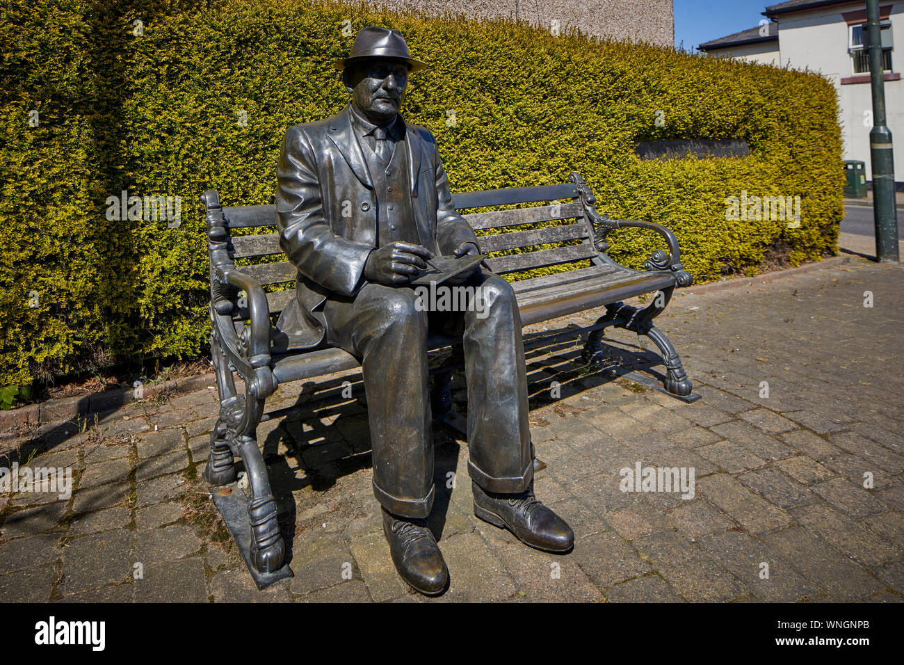 Tameside Wahrzeichen, Künstler L. S. Lowry statue Denkmal am Mottram in Longdendale, Lowry Leben gleich um die Ecke Stockfoto