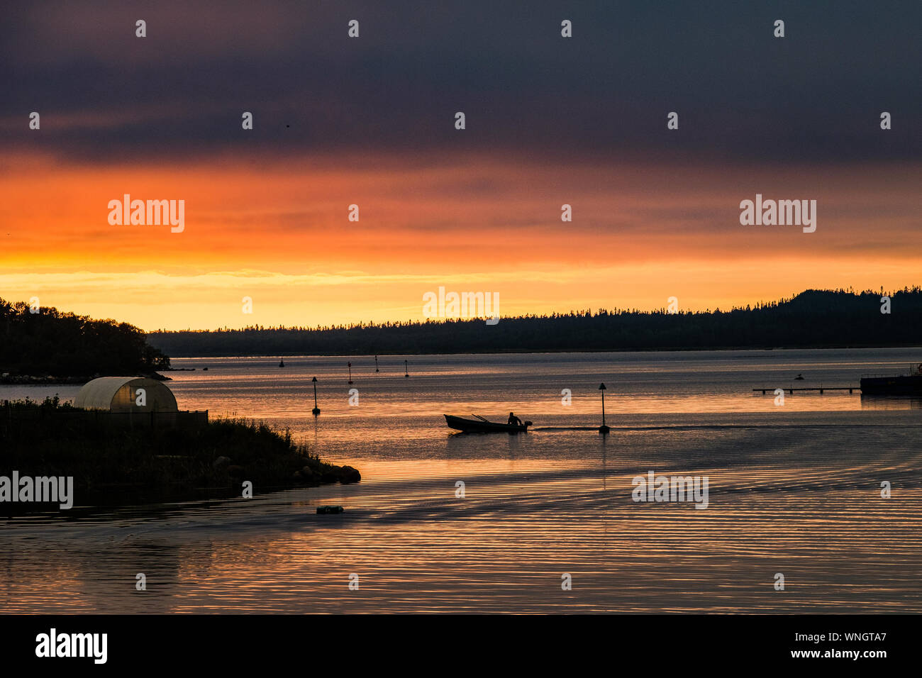 SOLOVETSKY INSELN, Region, Russland ARHANGELSK - August 16, 2019: Nordsee Sonnenuntergang Landschaft auf der Solovetsky Inseln Stockfoto